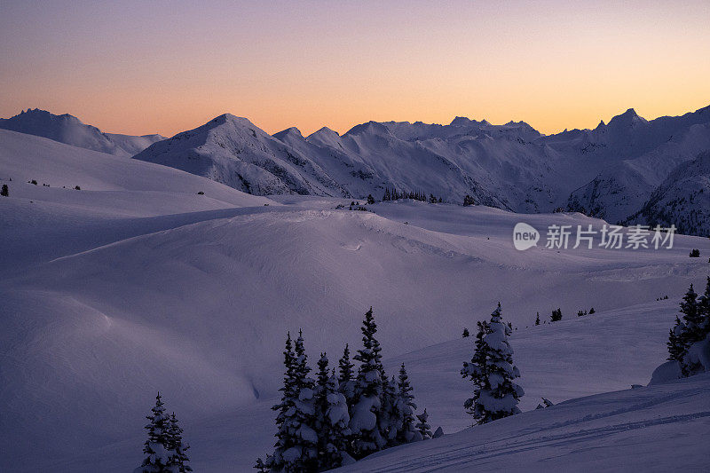 雪山上的夕阳