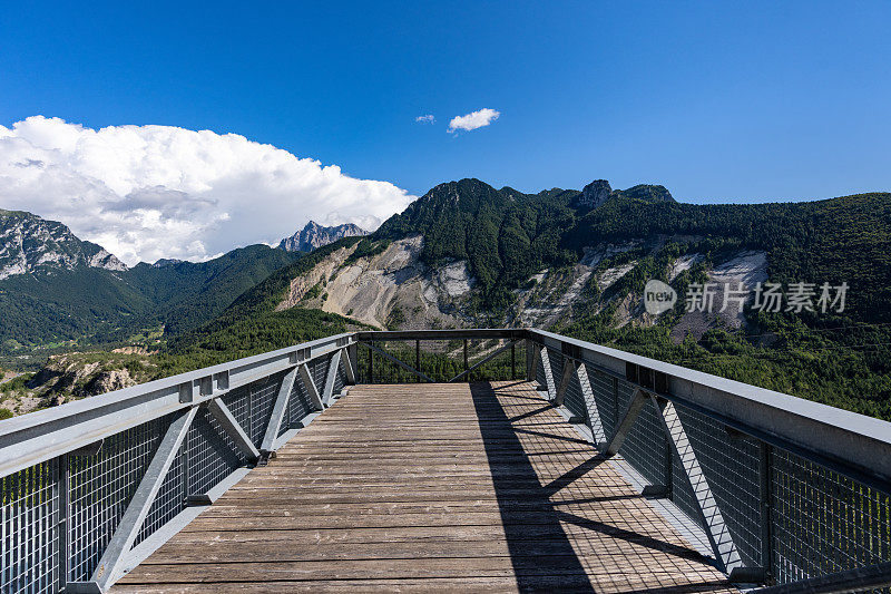 高山景观在维昂特大坝峡谷，托克山前方