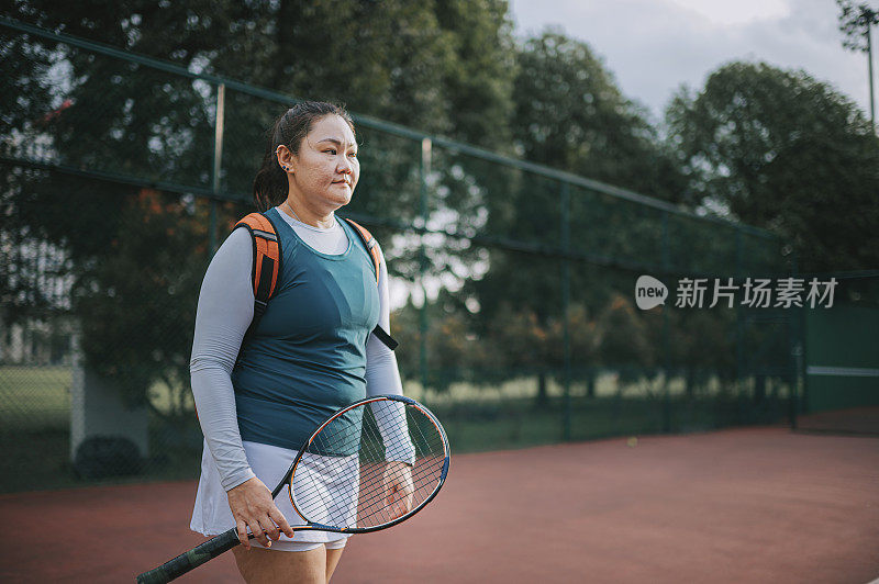 亚洲中国成年女子网球运动员等待看着网球场