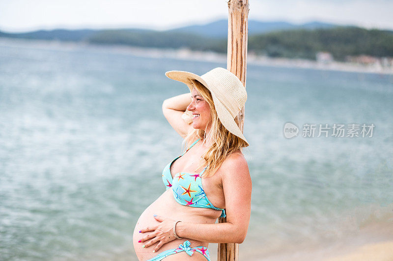 沙滩上的孕妇
