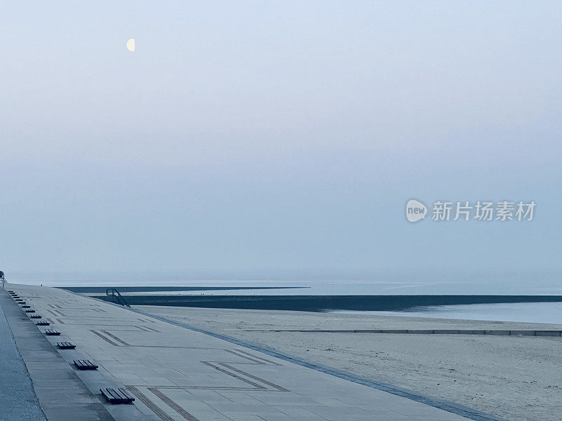 蓝灰色的博尔肯海滩，月光皎皎
