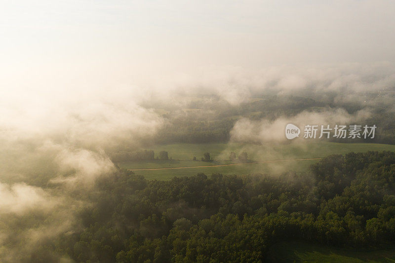 雾蒙蒙的黎明。草甸鸟瞰图。地球上方的云层。春天的大自然。夏天自然背景。无人机摄影。地球上空飞行。可持续性。大气神秘的景观