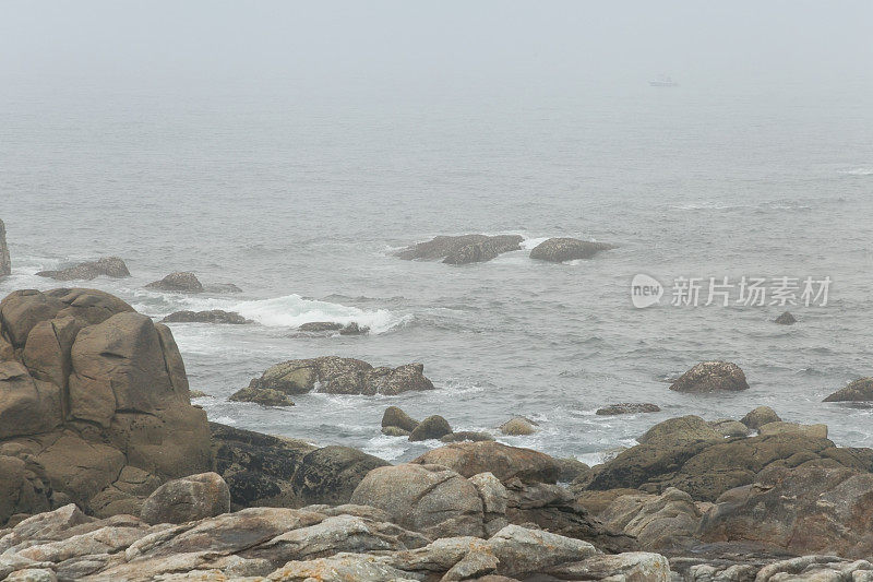 科斯塔达莫特的石头和海浪