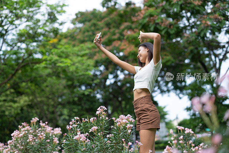 年轻的亚洲女士在公园里放松
