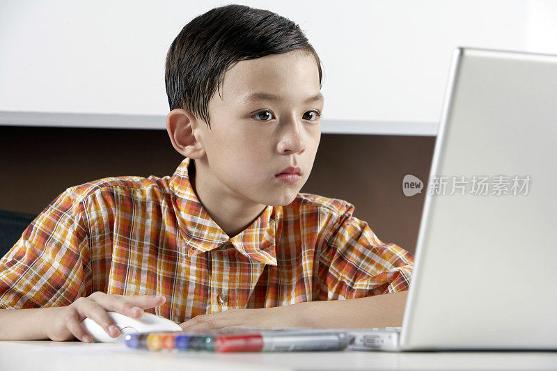 小男孩使用笔记本电脑
