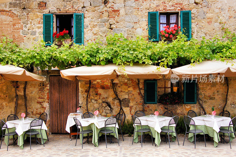 意大利托斯卡纳的一个小村庄里的露天小餐馆