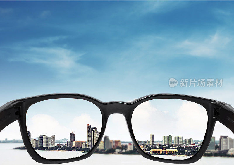 带有城市和天空背景的眼镜