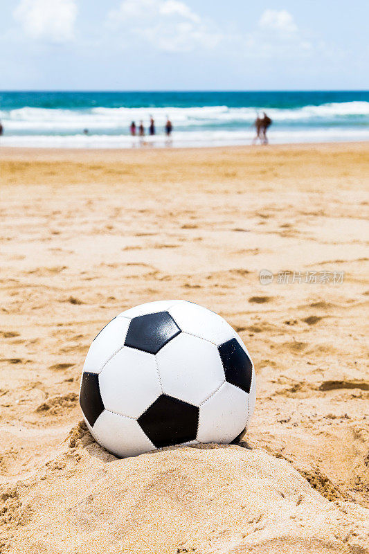在沙滩上踢足球