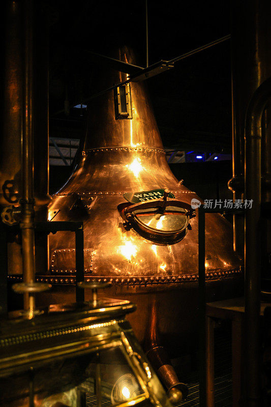 黑色酿酒厂的铜金属大桶