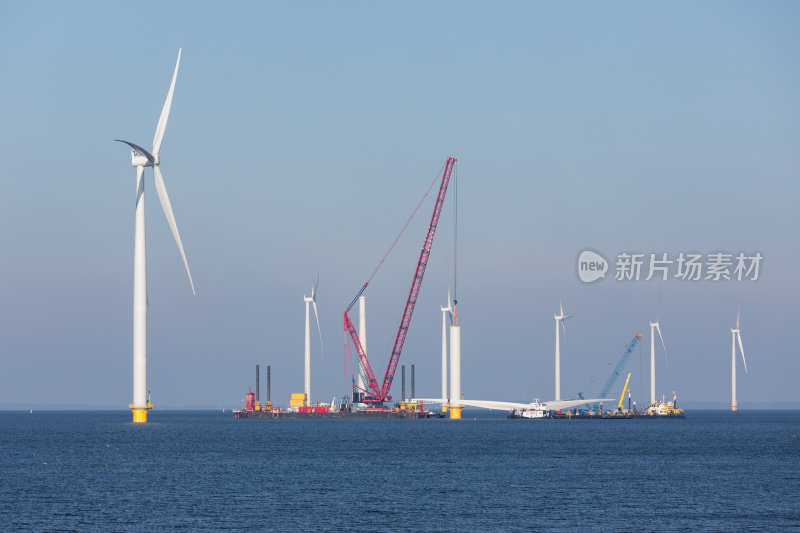 荷兰海岸附近海上风力发电场的建筑工地