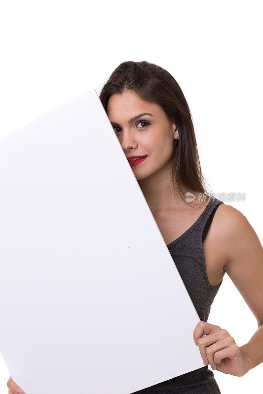 一个年轻的女人用白色的背景遮住了她的半边脸