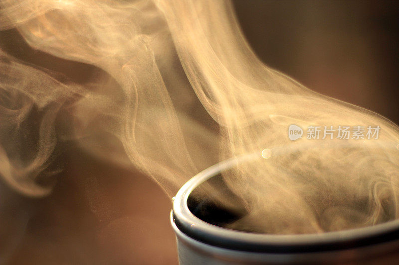 热茶在自然界中受太阳的蒸汽，蒸发
