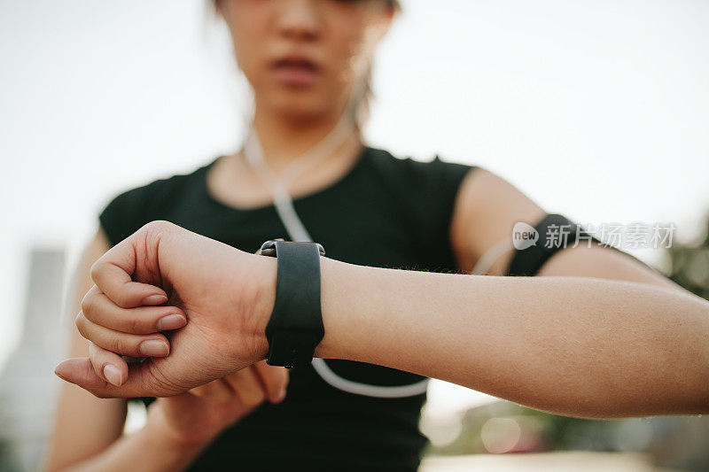 健身女性用智能手表监控自己的表现