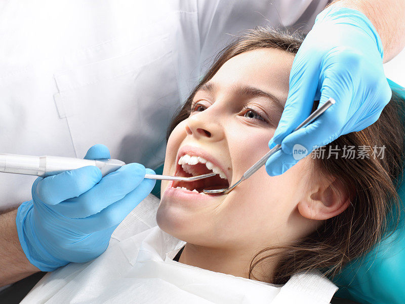 治疗牙齿时，牙科医生清理脱落的牙齿