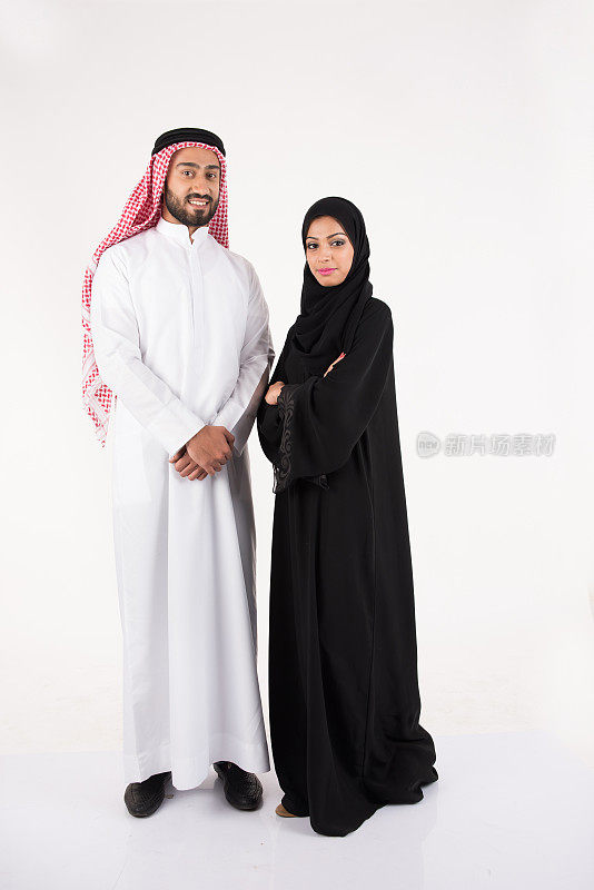 穿着传统服装的阿拉伯穆斯林夫妇