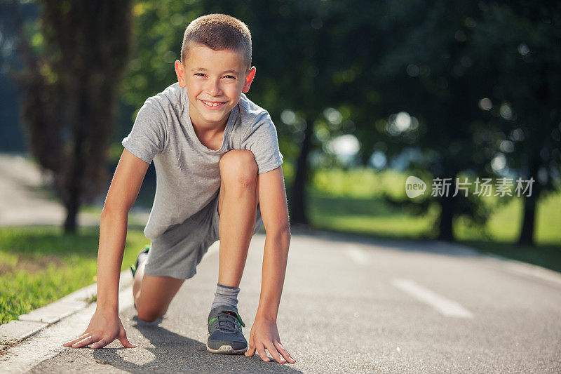 非常可爱的男孩准备跑步