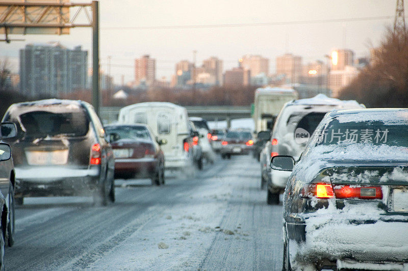 冬季暴风雪交通堵塞