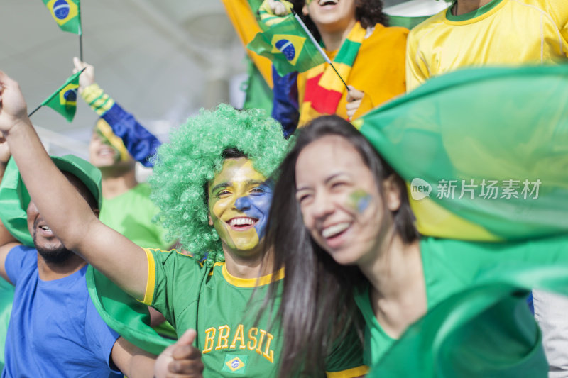 一群快乐的球迷在观看巴西的比赛。