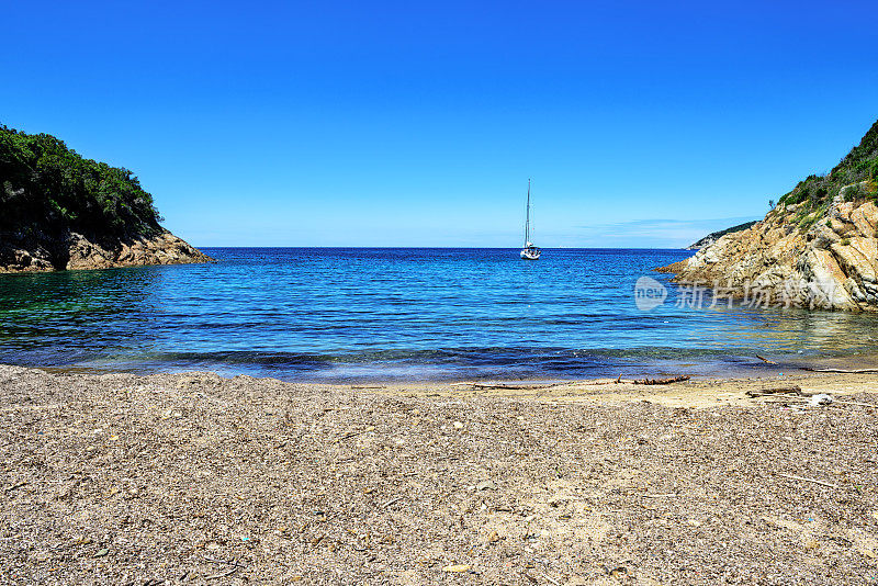 E岛Portoferraio附近的僻静海湾和第勒尼安海