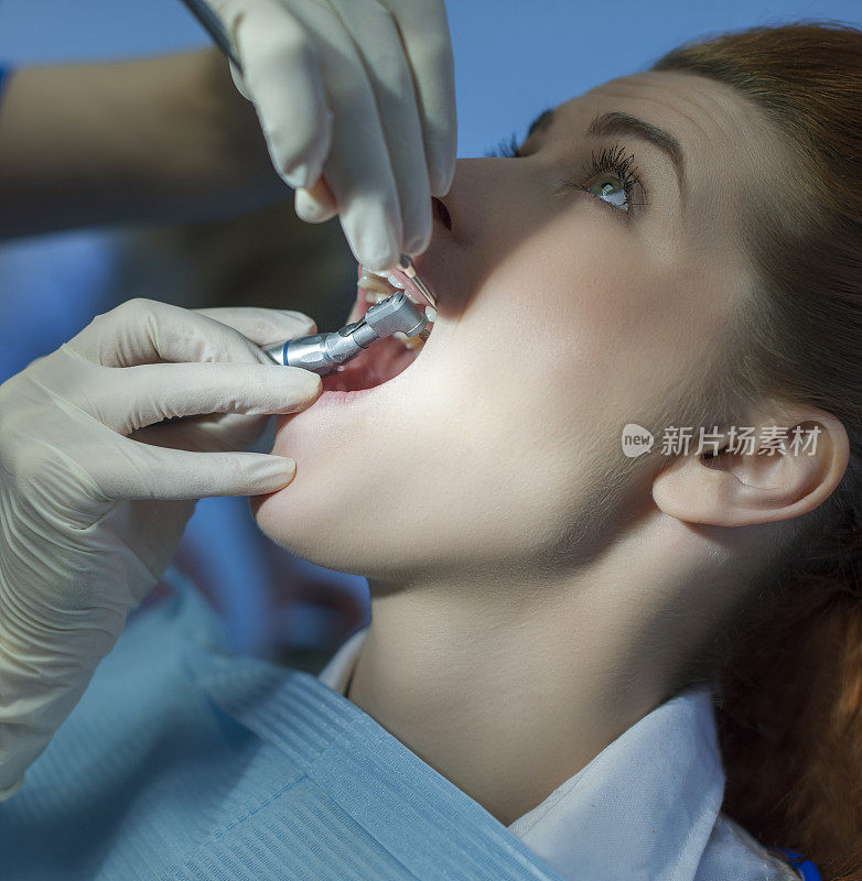 女人在牙医
