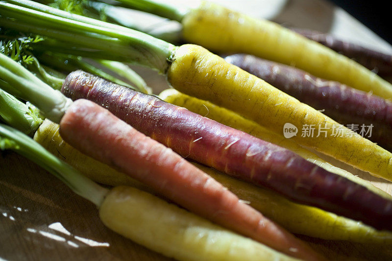 五彩缤纷的新鲜胡萝卜