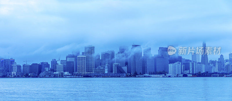 低雾下的旧金山天际线