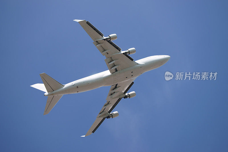 蓝色天空映衬着白色的波音747-400