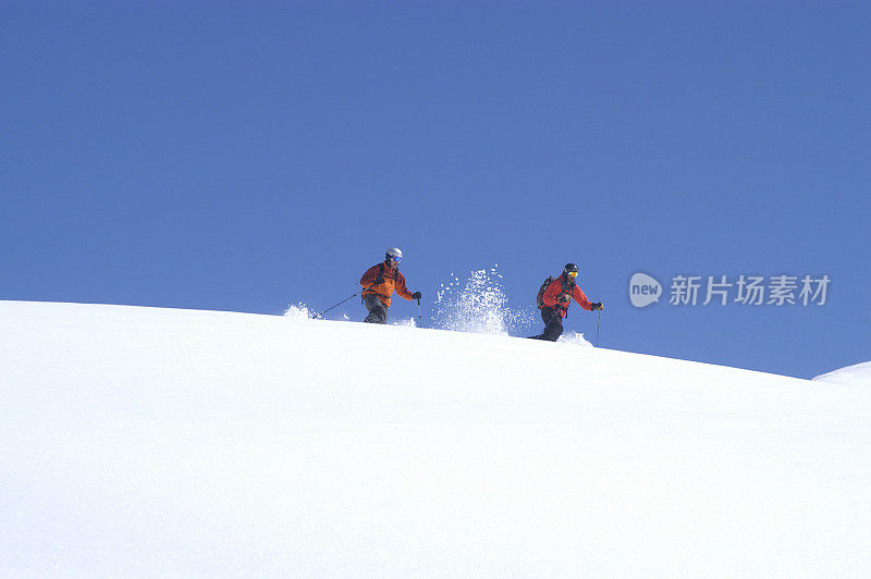 滑雪者在粉