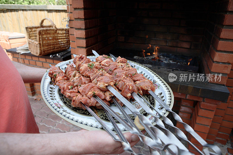 在户外烹饪