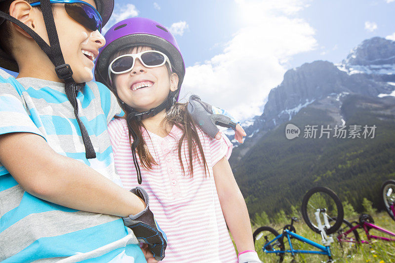 年轻的男孩和女孩从自行车休息