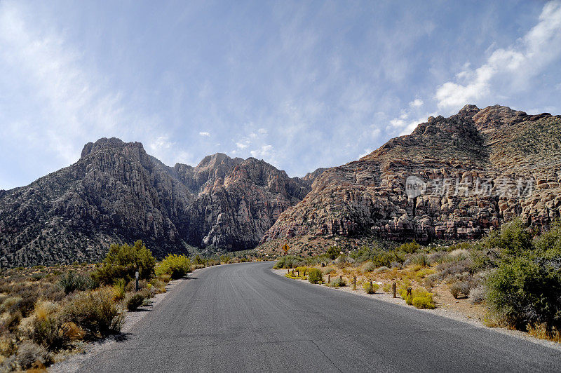 蜿蜒的道路穿过红岩峡谷