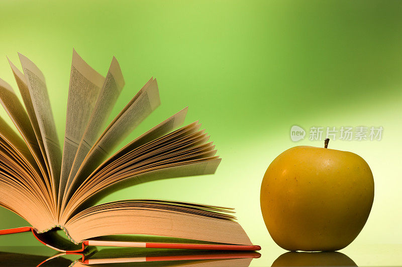 书,黄色的苹果