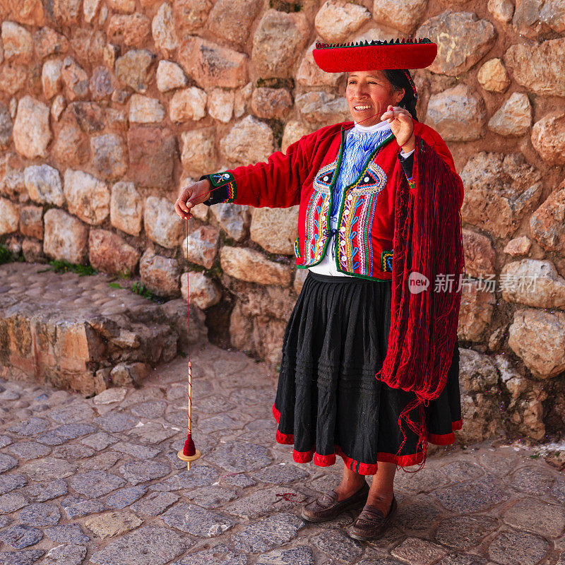 秘鲁圣谷，一名秘鲁妇女在手工纺羊毛