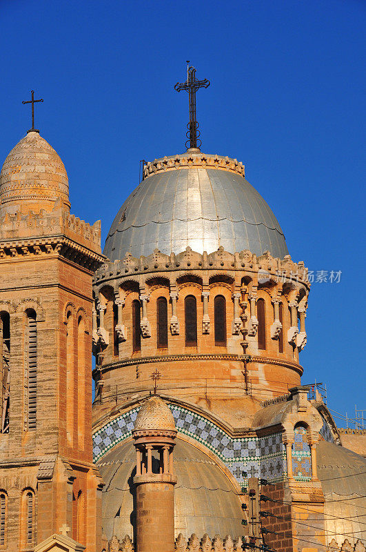 阿尔及尔:非洲圣母大教堂，穹顶上挂着灯笼