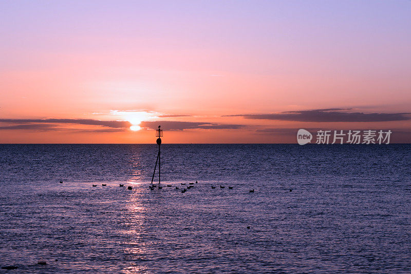 大河上的日落