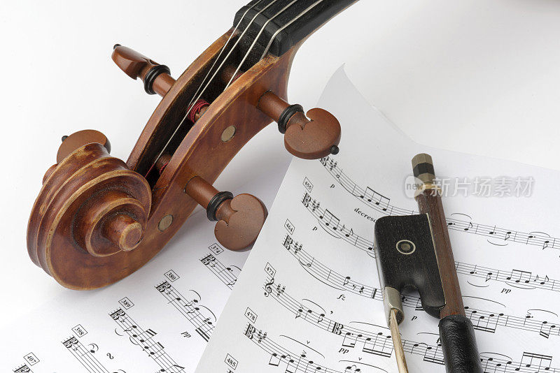 特写小提琴和弓在纸音乐论文背景