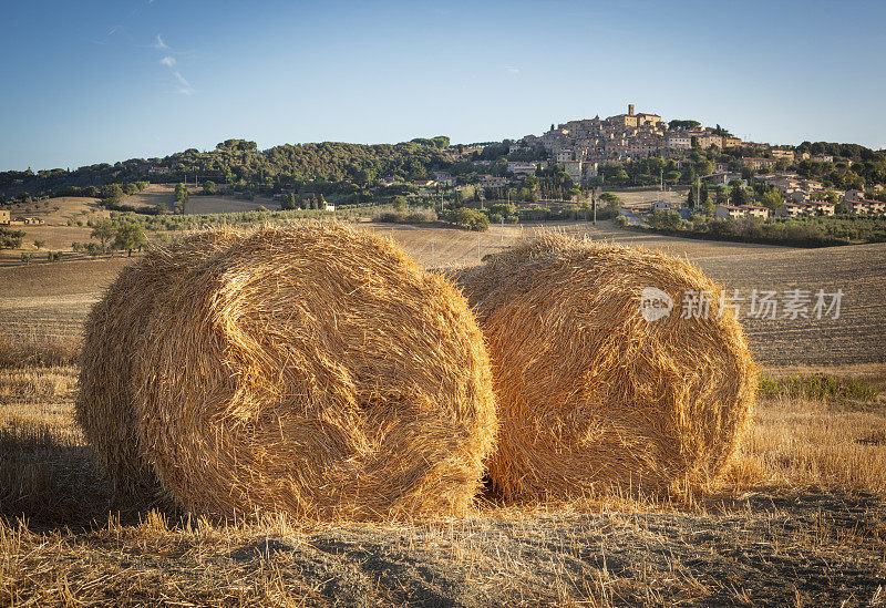 意大利托斯卡纳中世纪村庄的干草捆