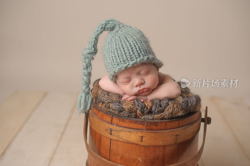 早产儿在古董桶里安静地睡觉的特写