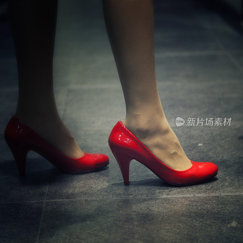 红色高跟鞋和性感的腿
