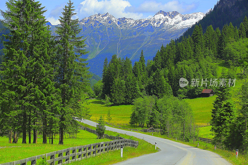 奥地利泰洛阿尔卑斯景观附近的因斯布鲁克，大格洛克纳山路