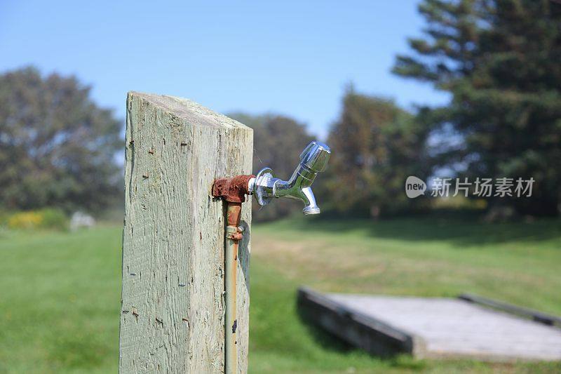 在营地的哨所上有水龙头