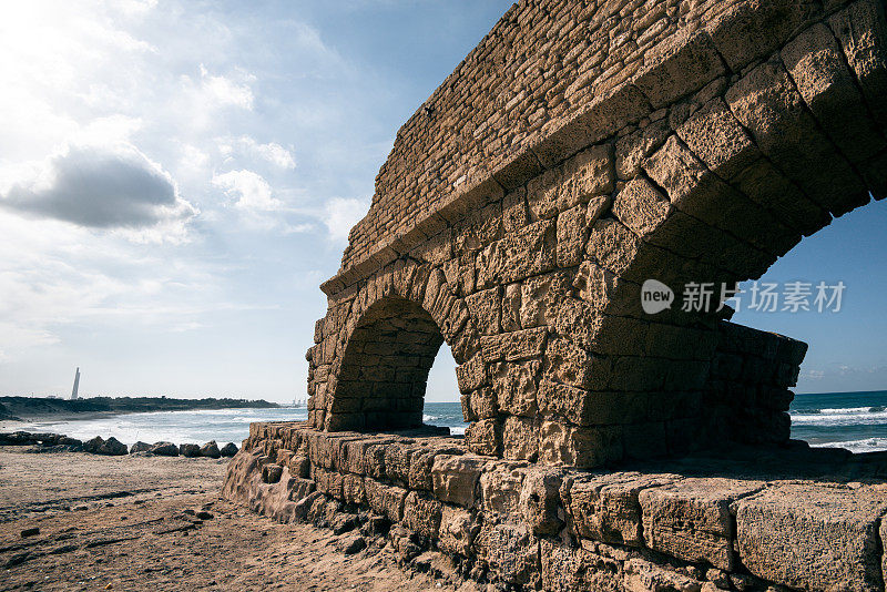 靠近特拉维夫和海法海岸线的凯撒利亚渡槽