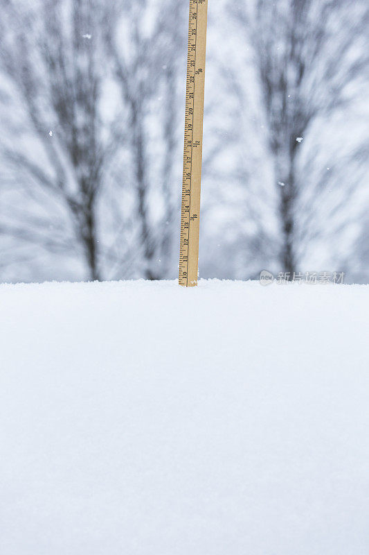 十英寸的雪