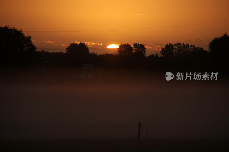 日出时朦胧的风景