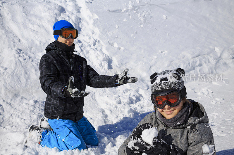 冬季运动玩少年男孩和女孩滑雪者享受