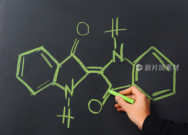 黑色黑板上的糖分子