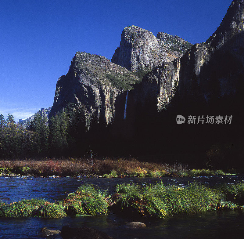 约塞米蒂的Bridalveil瀑布的秋景