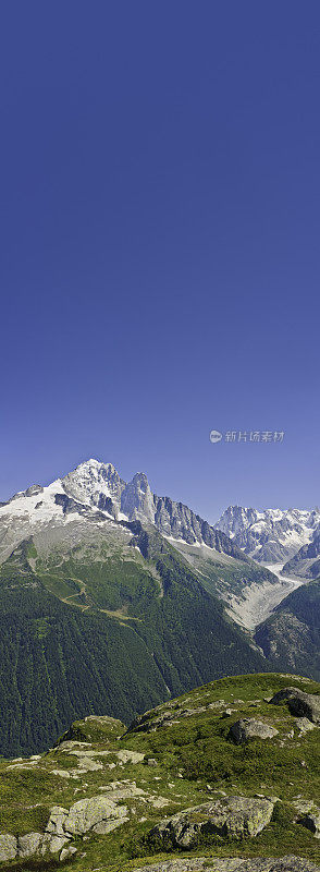 青山绿水，雪峰高峻