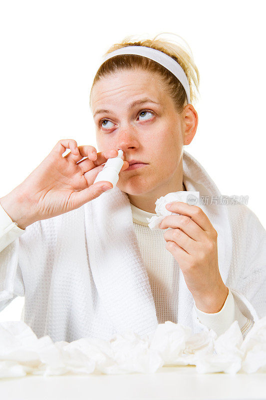 感冒妇女和使用鼻喷雾剂的纸巾