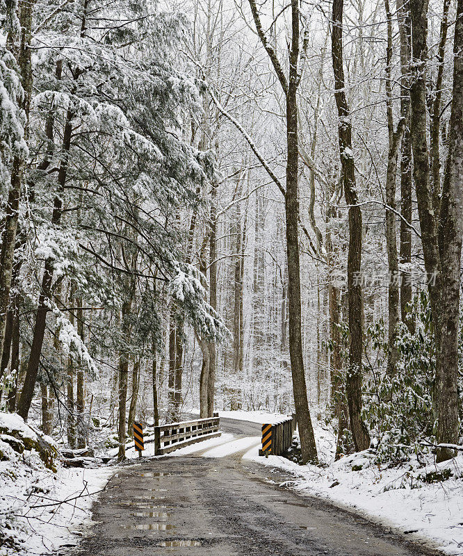 大烟山冬天下雪的道路